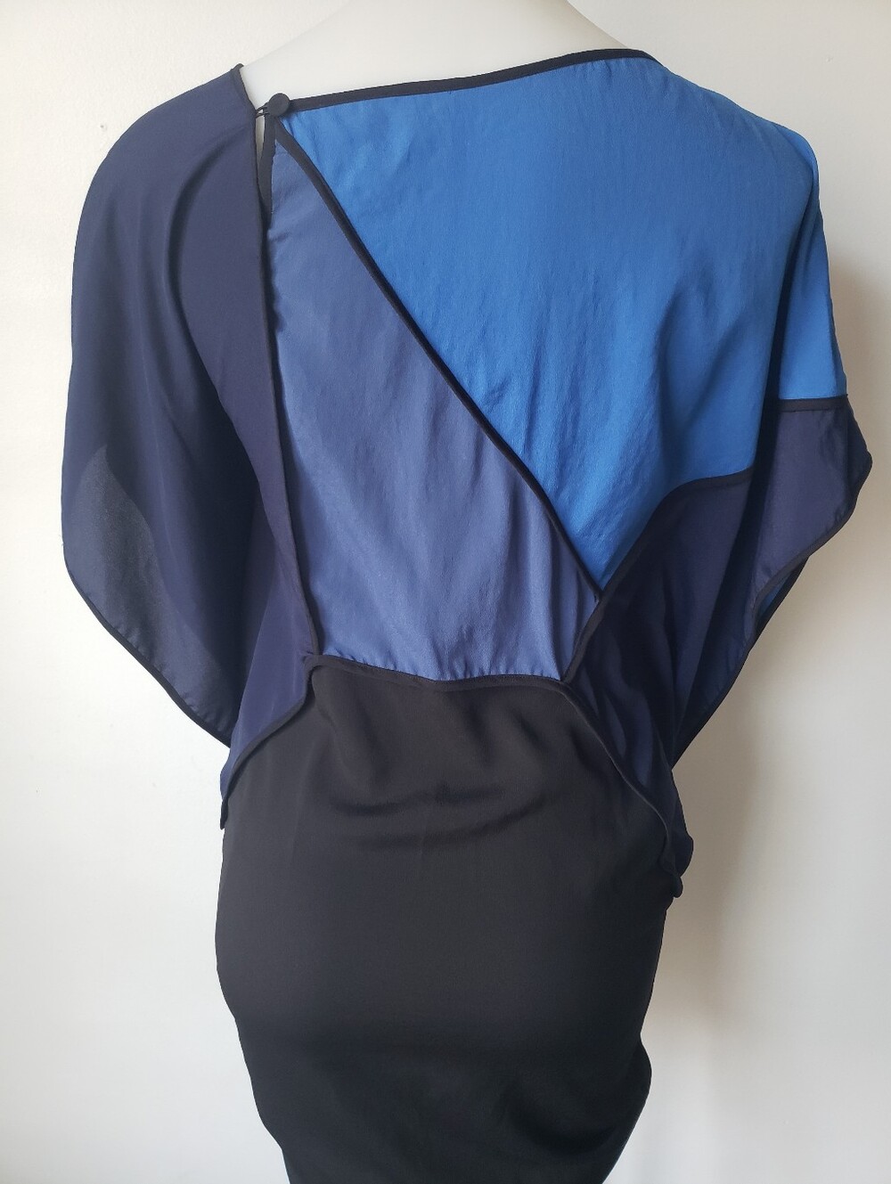 BCBG MaxAzria Blue & Black Colourblock Bat Wing Sleeve Mini Dress